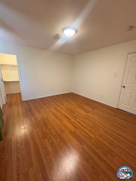 Building Photo - 572 Lenrey Ave