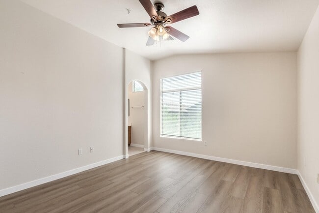 Building Photo - 2250 E Deer Valley Dr