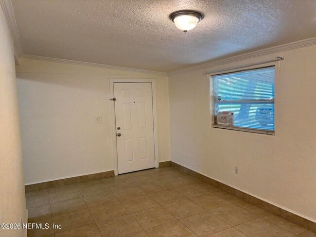 Building Photo - 1824 Brookview Dr S