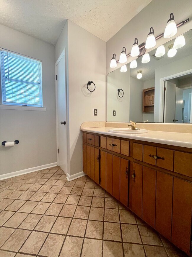 Building Photo - Lovely home east of Athens! Fenced back yard!