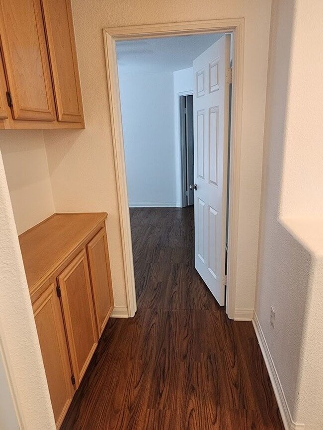 Building Photo - 2 Bedroom Townhome w/Attached 1 Car Garage...