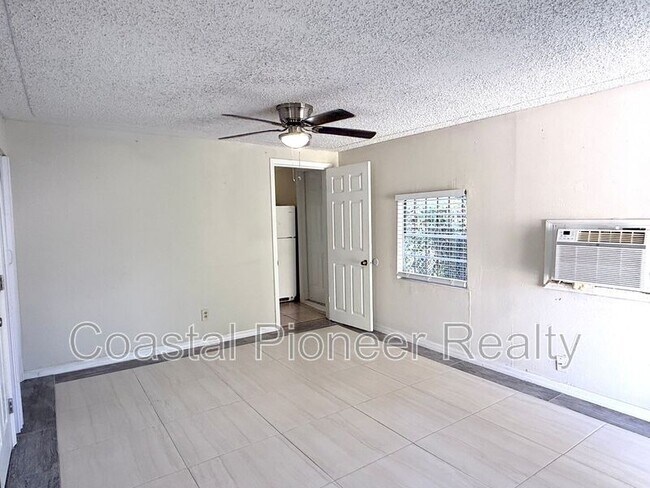 Building Photo - 2106 N Himes Ave