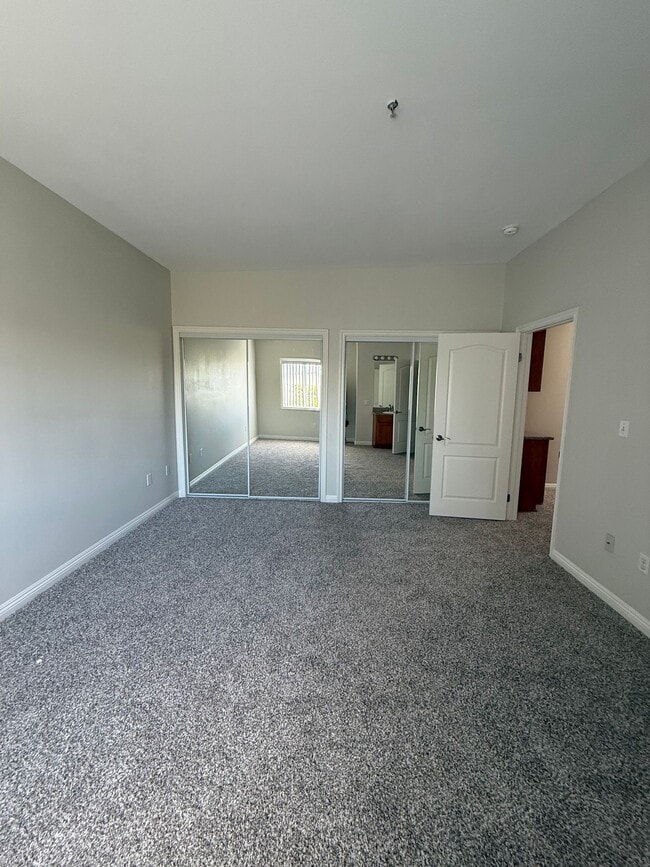 Building Photo - Very large 2 + 2 1/2 townhouse in Northridge