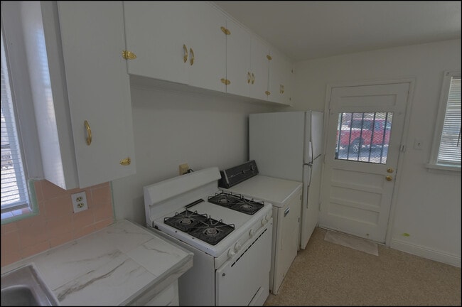 Building Photo - 810 Heisig Ave