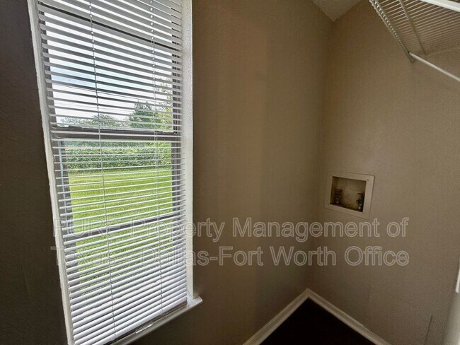 Building Photo - 3505 Biscay Dr