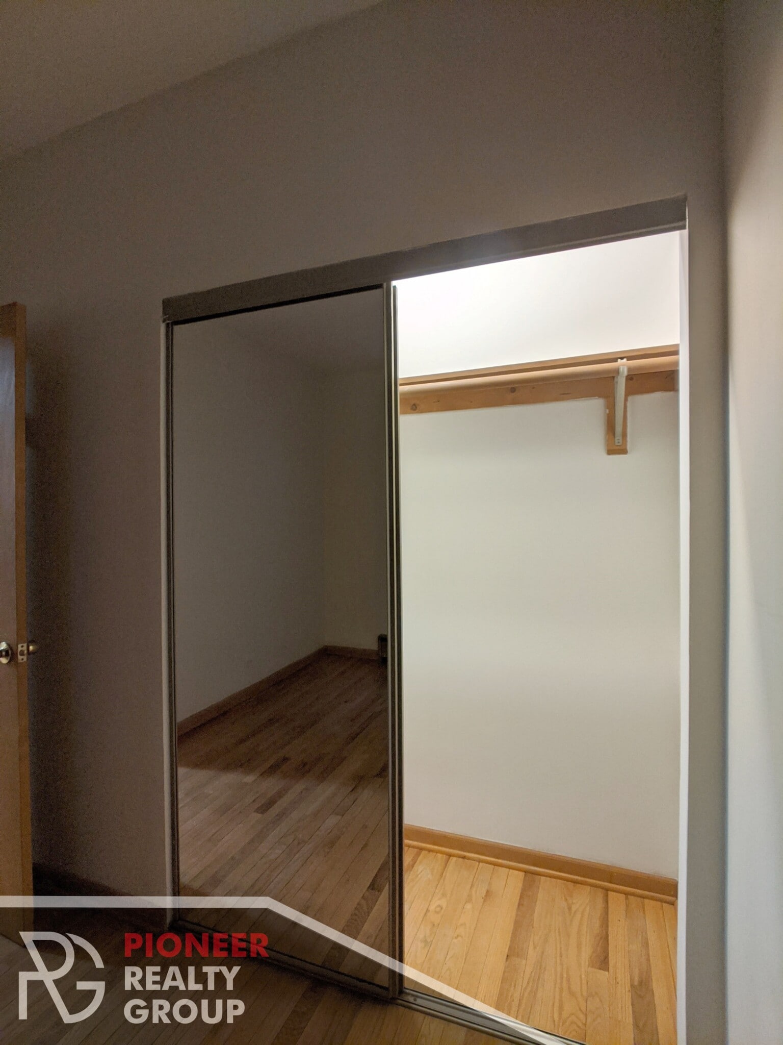 Building Photo - 633 W Barry Ave