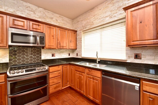 Building Photo - 3 Bed 2.5 Bath Home in HOA Community with Great Amenities!