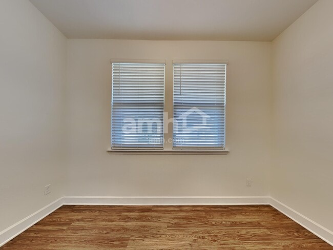 Building Photo - 450 Sandstone Dr