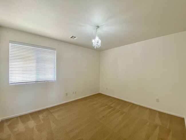 Building Photo - Nice two-story single family house with 3 bedrooms and 2 baths