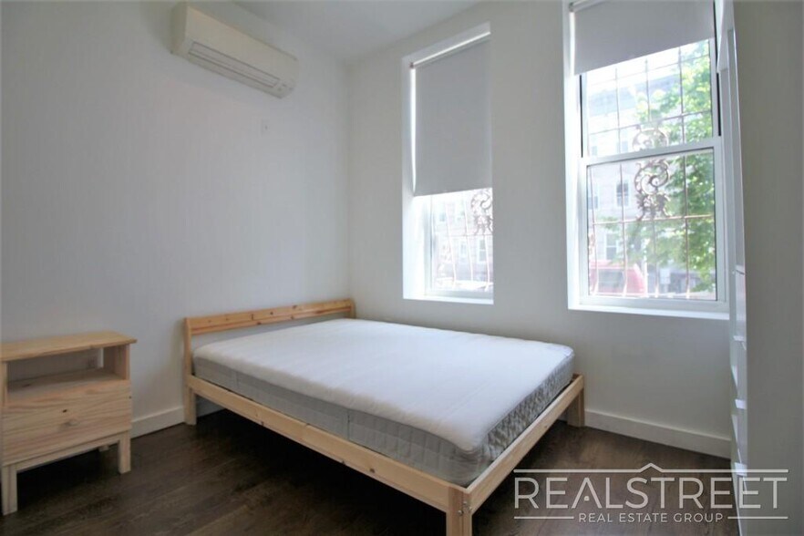 Building Photo - 4 Bed 2 Bath Duplex in BedStuy!