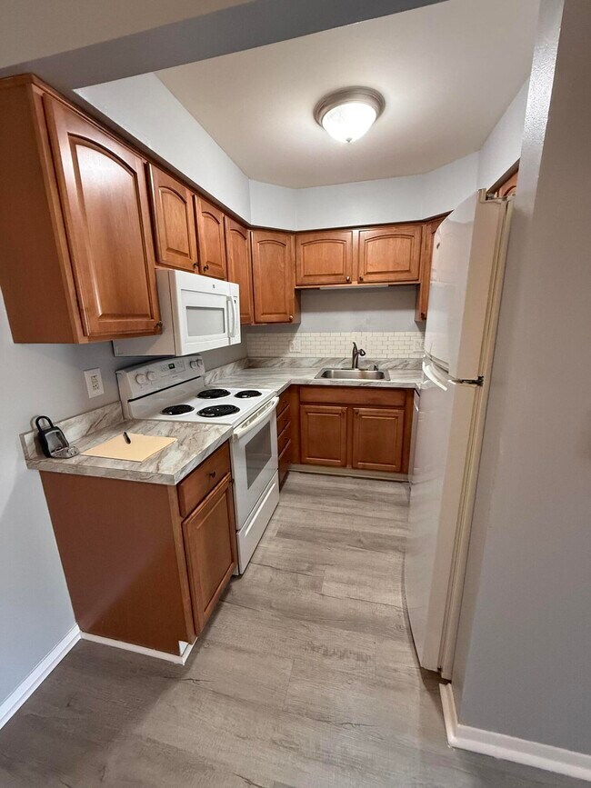 Building Photo - 7708 Manor Cir