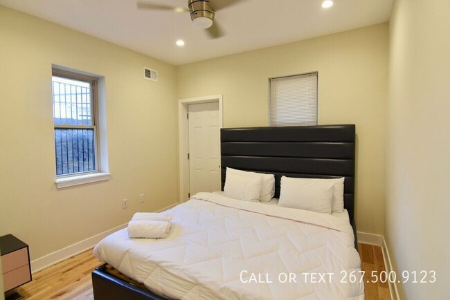 Building Photo - Beautiful bi-level 2 bed, 2 bathroom unit ...