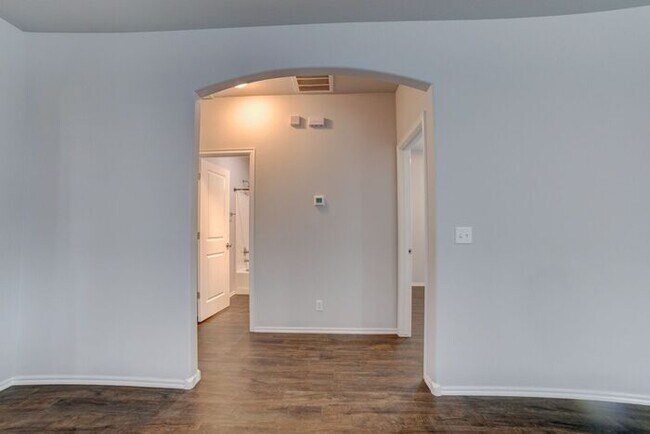 Building Photo - Unique 4/2/2 Near Downtown Tulsa!