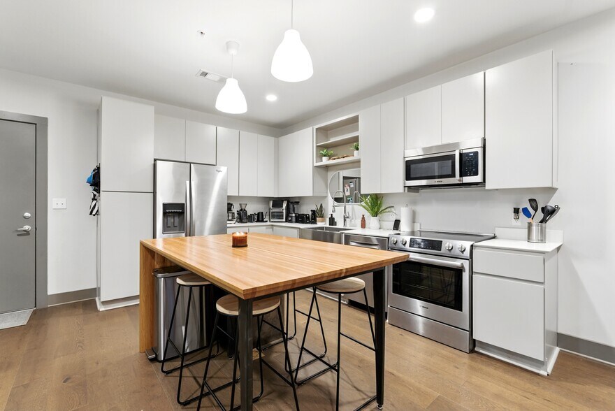 Building Photo - 1260 Martin St