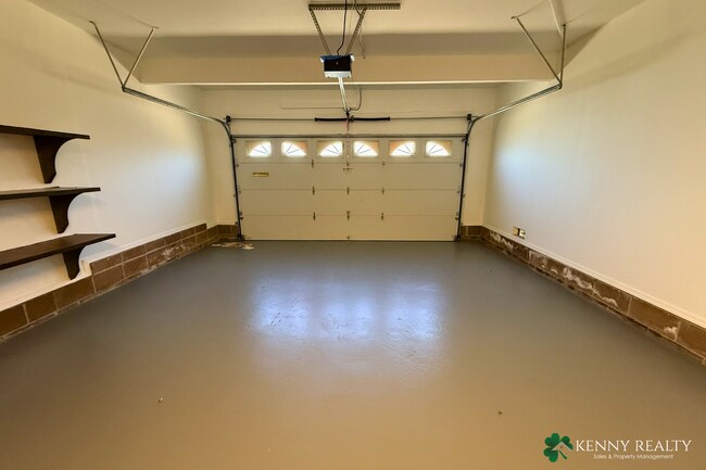 Building Photo - Large 4 Bedroom, 2 Bathroom Home with 2 Car Garage