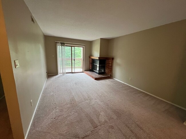 Building Photo - Private Charming Apartment!