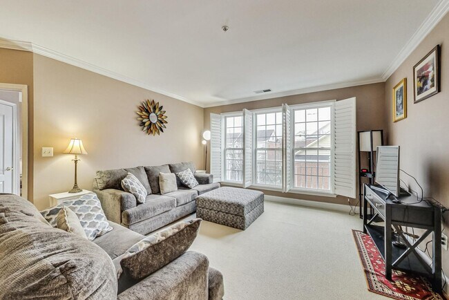 Building Photo - Beautiful two bedroom, two bathroom unit l...