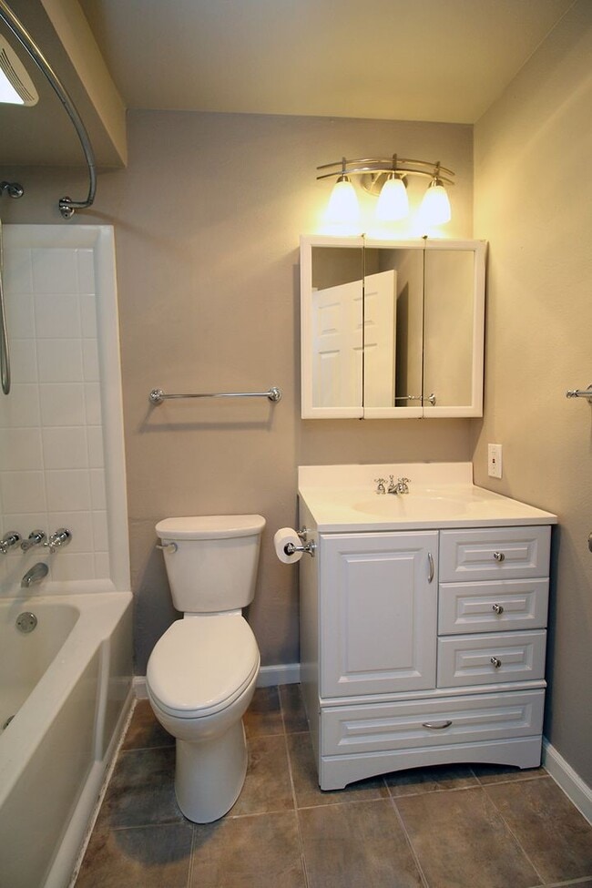 Building Photo - 4 Touchstone Dr