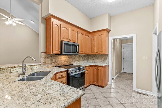 Building Photo - 4522 Long Cove Dr