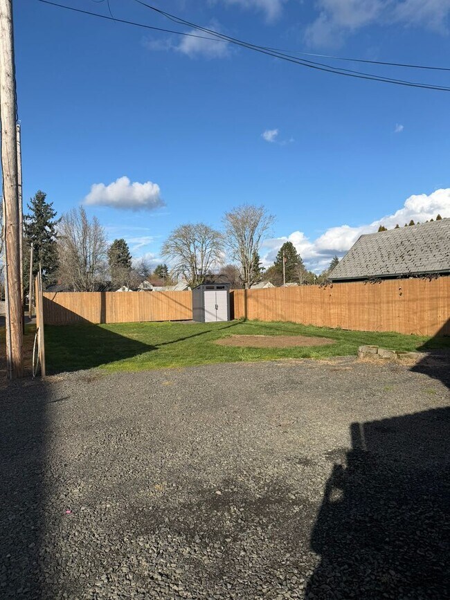 Building Photo - **MOVE IN SPECIAL!** Large 2 Bedroom with Bonus Space!