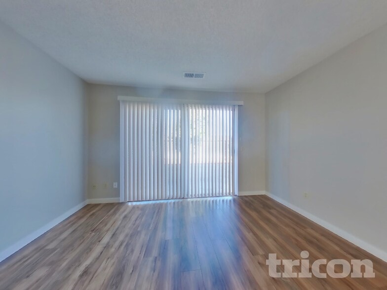 Building Photo - 1213 Essex Dr