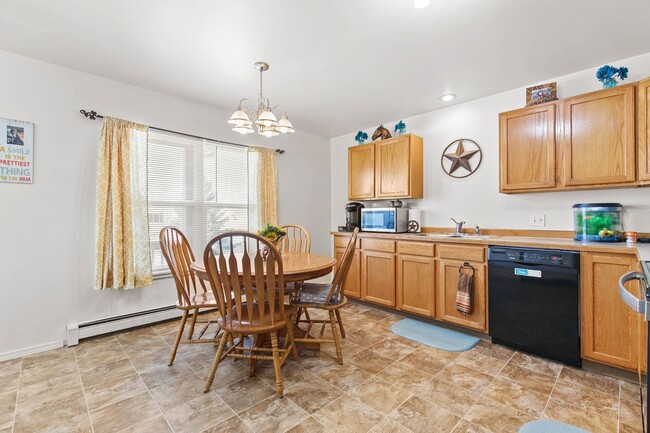 Building Photo - Great Three Bedroom Condo in Belgrade!