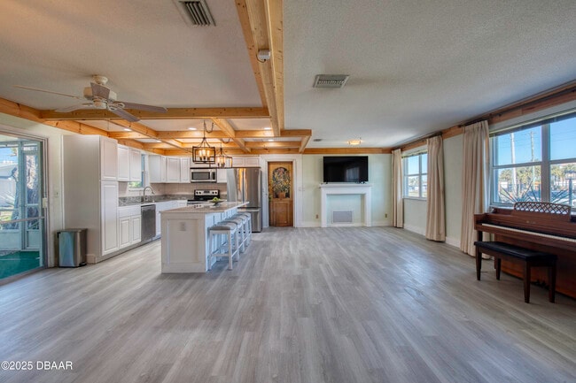 Building Photo - 3041 N Oleander Ave