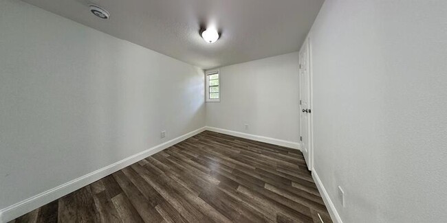 Building Photo - 725 14th Ave S