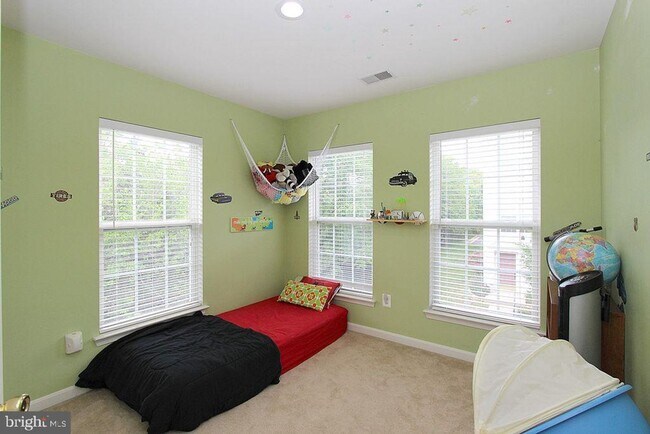 Building Photo - Beautiful 3-Bedroom, 2.5-Bath End-Unit Gar...