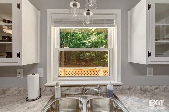 Building Photo - Beautiful Fully Furnished 3 Bed, 2 Bath Ho...