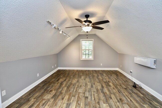 Building Photo - 1855 Beachforest Way