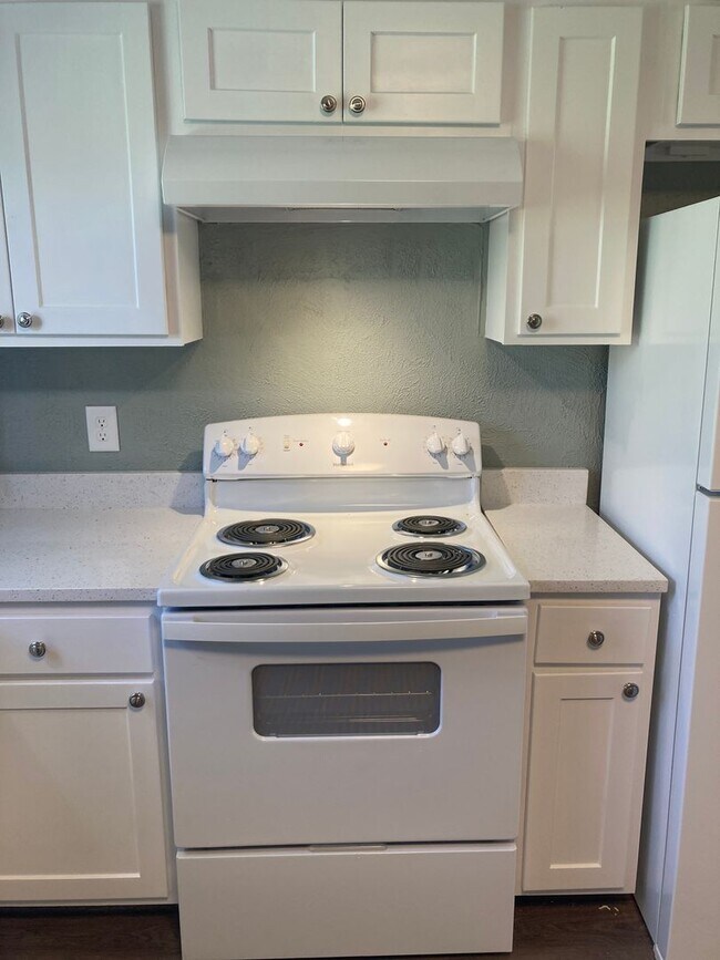 Building Photo - 915 W 56th St