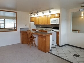 Building Photo - RENT SPECIAL! 1 BD on the TOP FLOOR. Cats ...