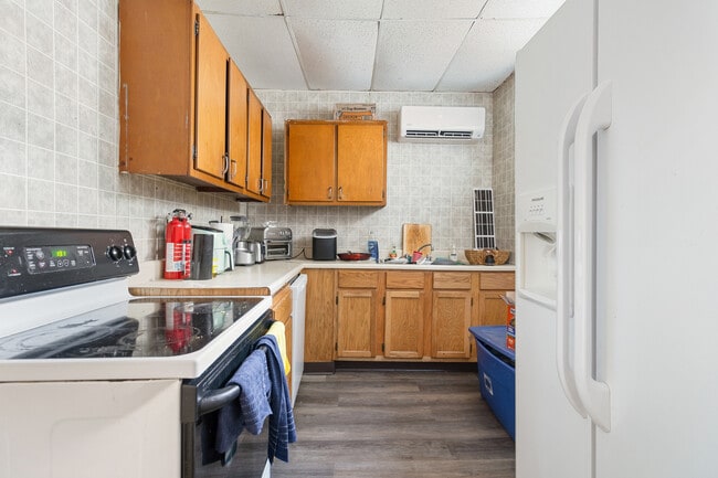 Building Photo - 385 Forest Ave