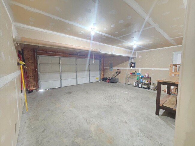 Building Photo - $2,800 - 3 Bed / 2 Bath Beautiful and Spacious Home with a Fully Fenced backyard