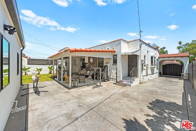 Building Photo - 3871 Roxton Ave