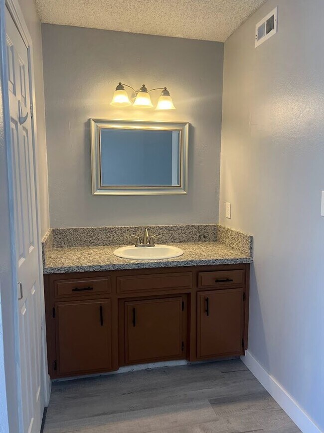 Building Photo - 4416 Parkwood Ct 93309