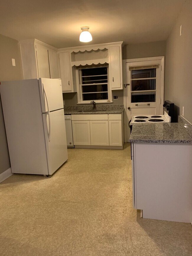 Building Photo - Walk to UNC and Merritt's Store!