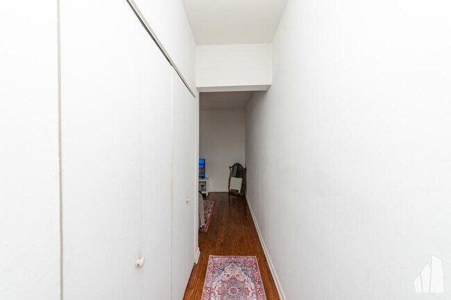 Building Photo - 1 bedroom in Chicago IL 60657