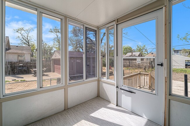 Building Photo - Beautifully Remodeled - 3 Bed / 2 Bath in ...