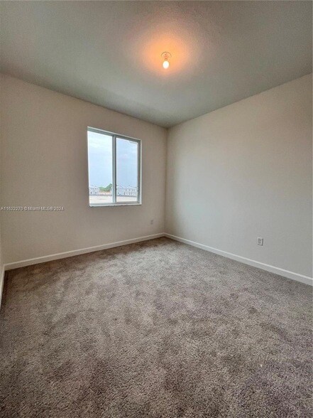 Building Photo - 714 SE 13th Ct