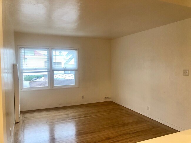 Building Photo - Remodeled top floor 1 Bd with hardwood flooring and spacious modern kitchen!