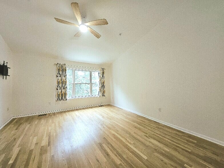 Building Photo - 113 Longpoint Way