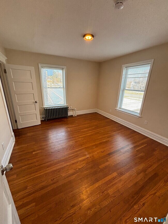 Building Photo - 409 Main St