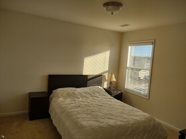 Building Photo - Fabulous Four Bedroom Home in Southeast Columbia!