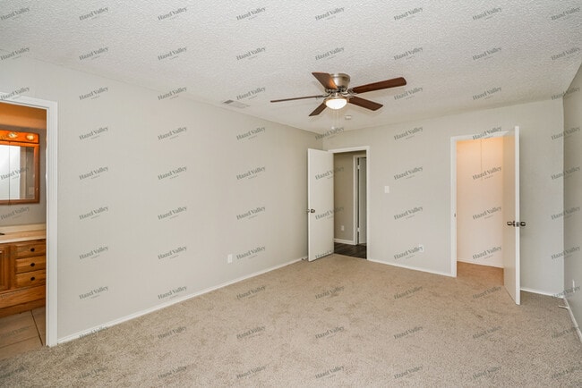 Building Photo - 806 Clover Ln