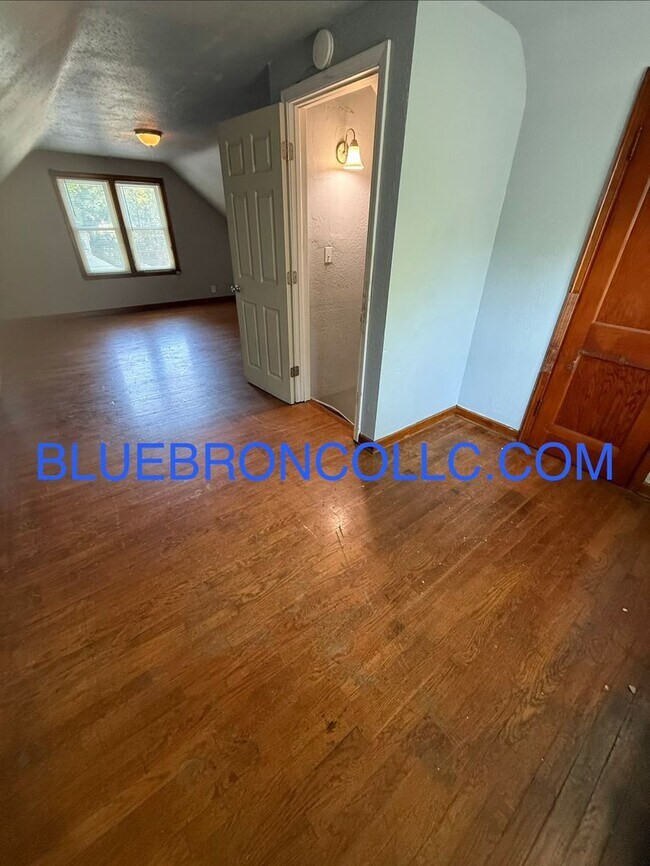 Building Photo - 124 S Forest Ave