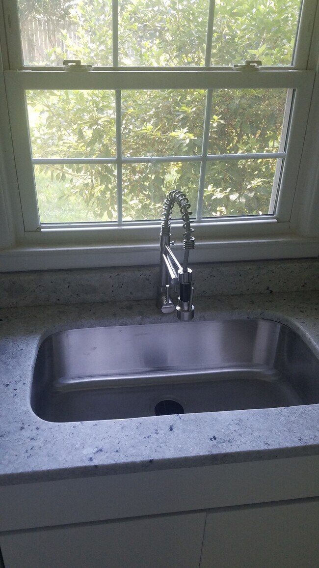 Building Photo - 414 Sharon Dr