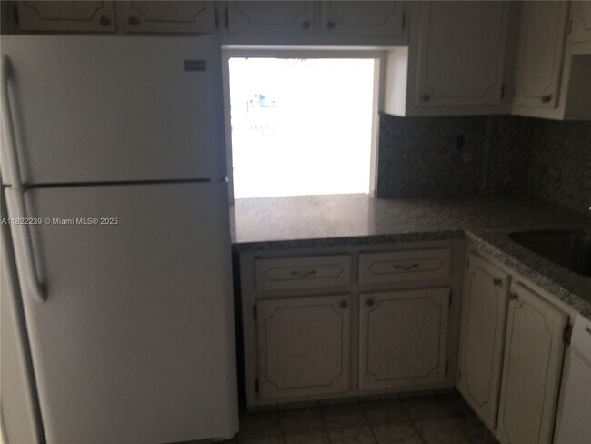 Building Photo - 2200 E Hallandale Beach Blvd