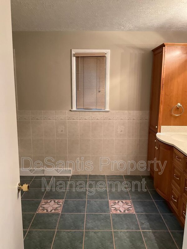 Building Photo - 471 Manordale Rd